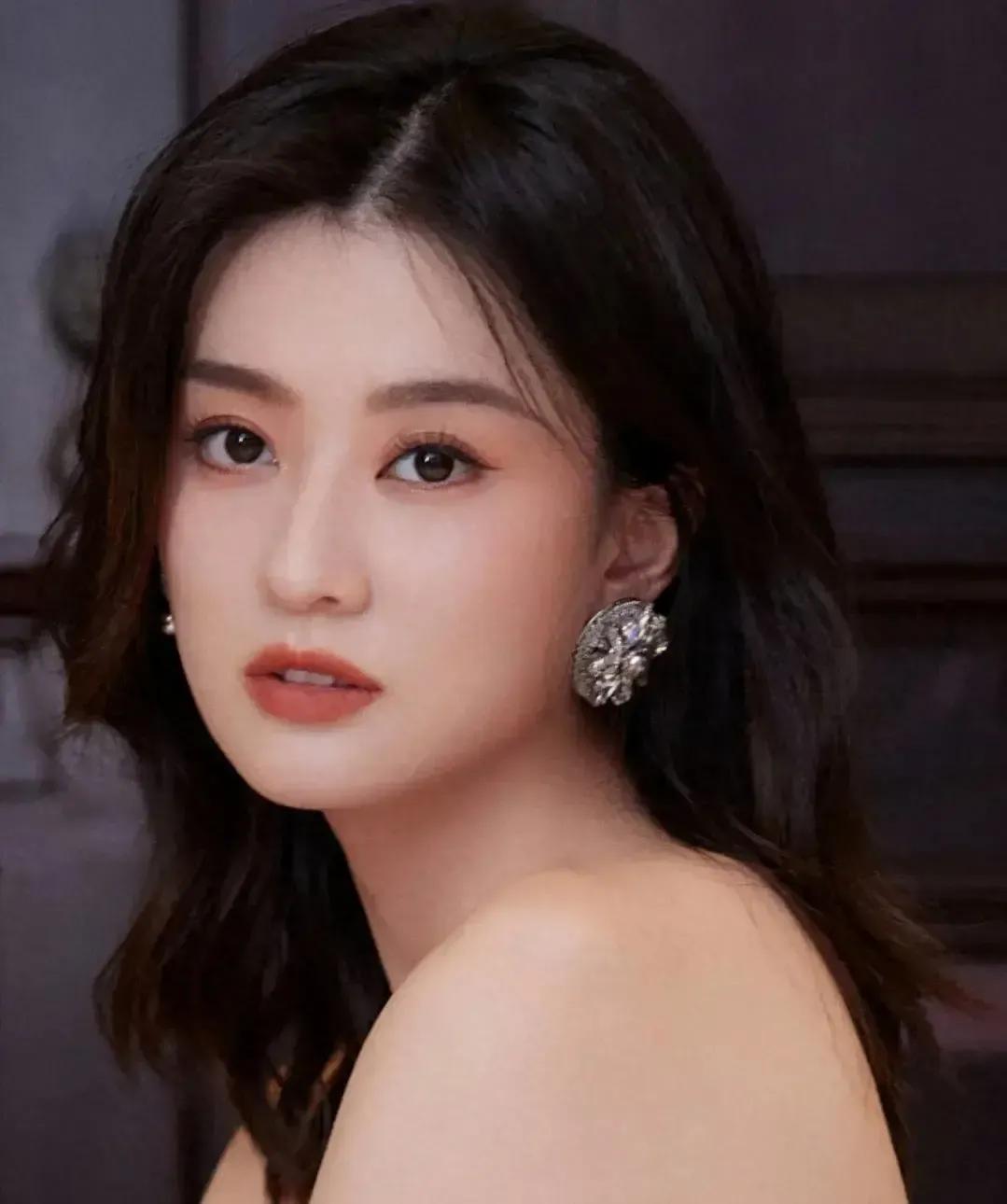 乔欣，家境好、父母开明，有个姐姐，进娱乐圈后演过大爆剧，绯闻男友杨洋，最后嫁给身
