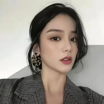 精致妆容，优雅气质，时尚穿搭，自信微笑。时尚佳人情 气质超艳 精致妆感 气质小仙