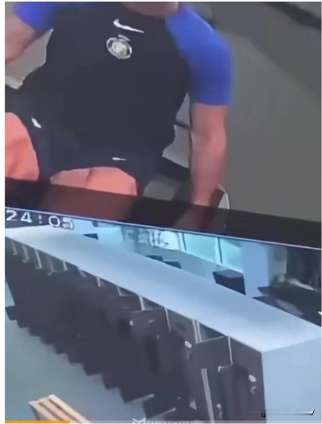 利雅得胜利监控室画面：当所有人都离开后，C罗依然独自一人在完成自己的训练。他永远