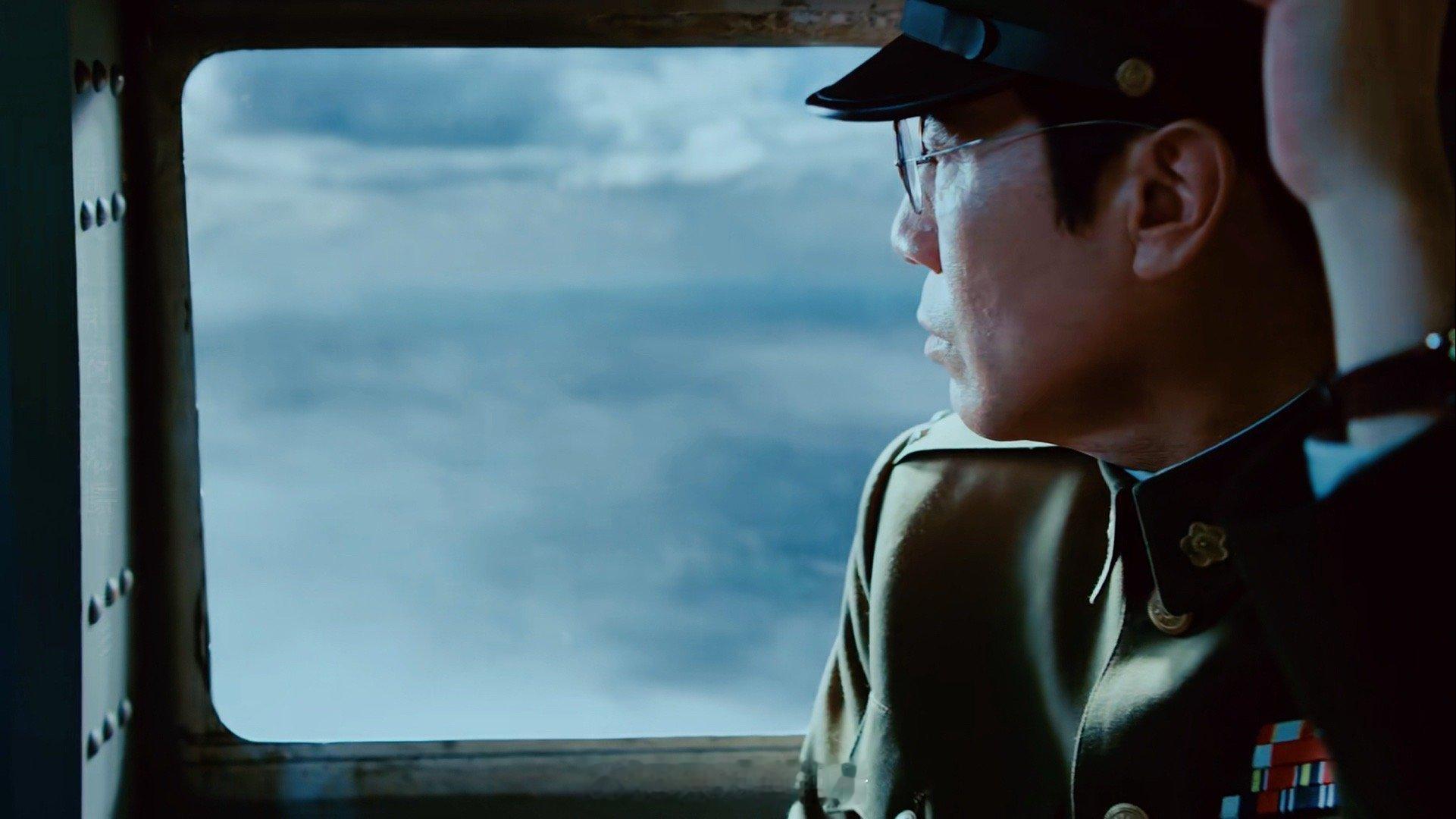 于和伟的眼睛会说话 刚还在啃鸡腿，刷到于和伟老师唱“身骑白马”，一个眼神过来我鸡