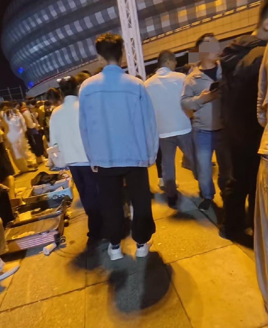 夏日，夜晚，聊城大学的跳蚤市场，在聊城体育公园又热闹开场啦！

夜幕下，校外广场