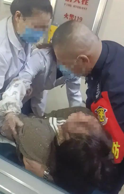 黑龙江急诊女患者优先看病遭排队男子阻拦，医院：现场已化解处理1月17日，黑龙江省