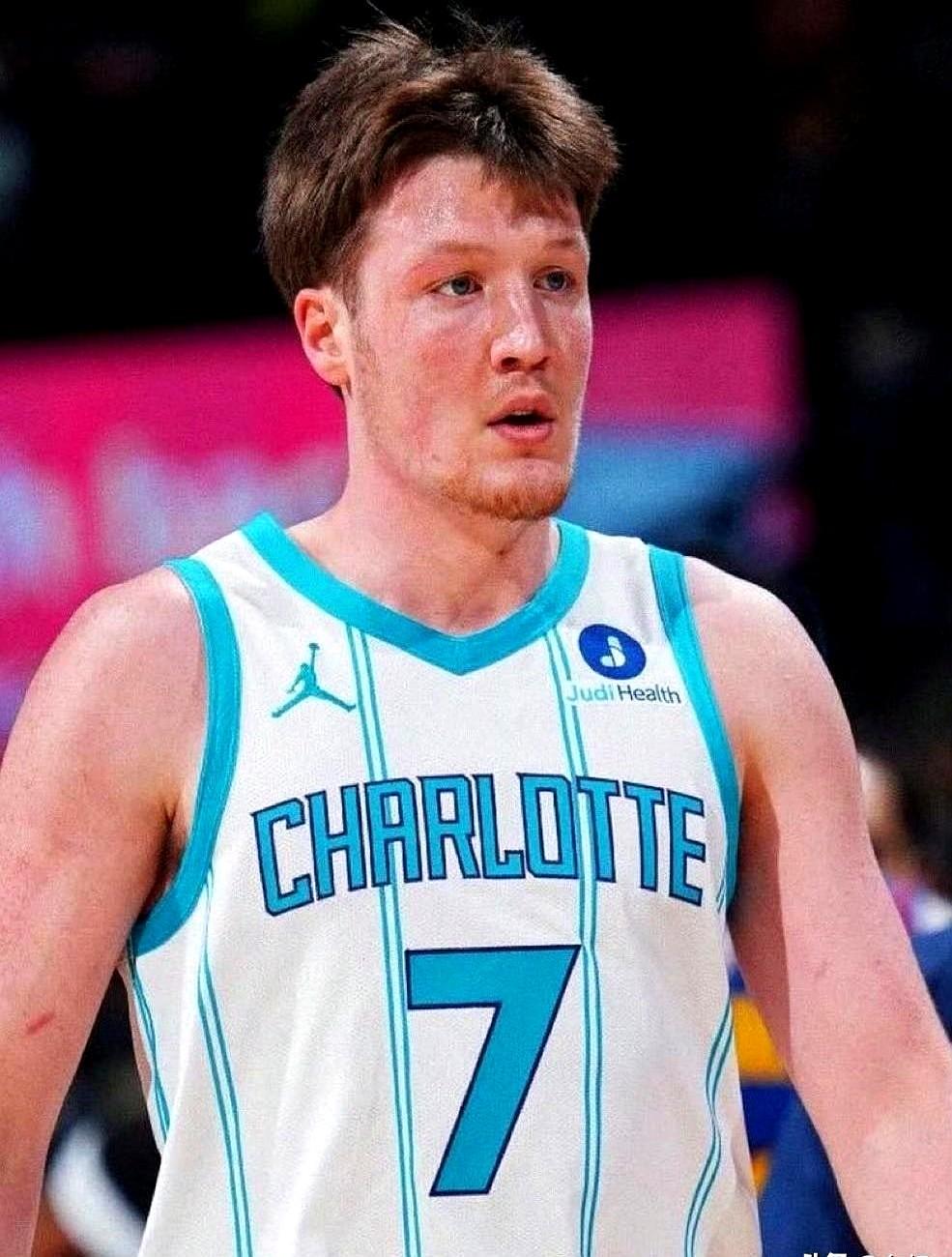 20岁就投进250记三分，这新秀有点猛！

黄蜂队的康·克尼佩尔，一个刚进联盟的