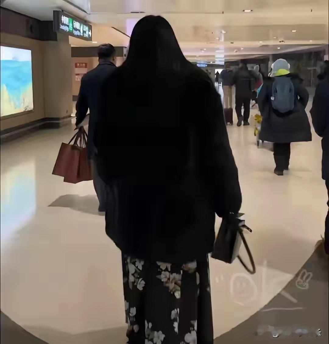 无论是背影还是侧面，都像一个熊瞎子穿着裙子出来了，用虎背熊腰来形容她再恰当不过了