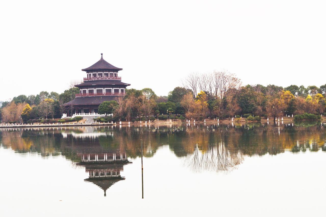 庄子《天地》之十六

“愿闻德人。”曰：“德人者，居无思，行无虑，不藏是非美恶。