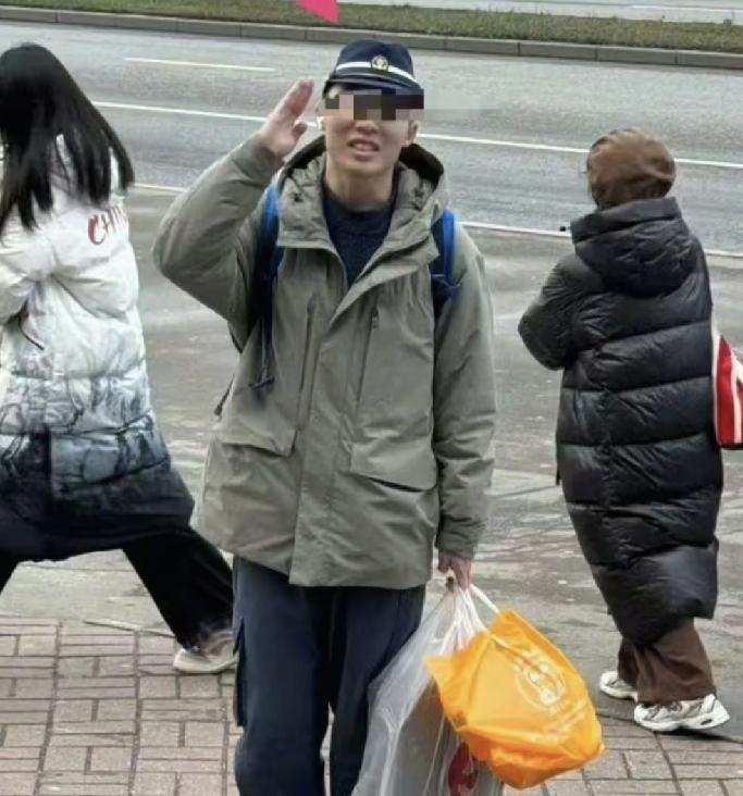 细思极恐！
陈宇昕日常拍照敬礼竟然和日本军国军礼如出一辙
这可不是在课堂研讨历史
