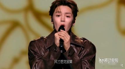 侯明昊 好听 侯明昊唱《爱错》的时候，就像一个情感的魔法师，用他的声音把爱错的各