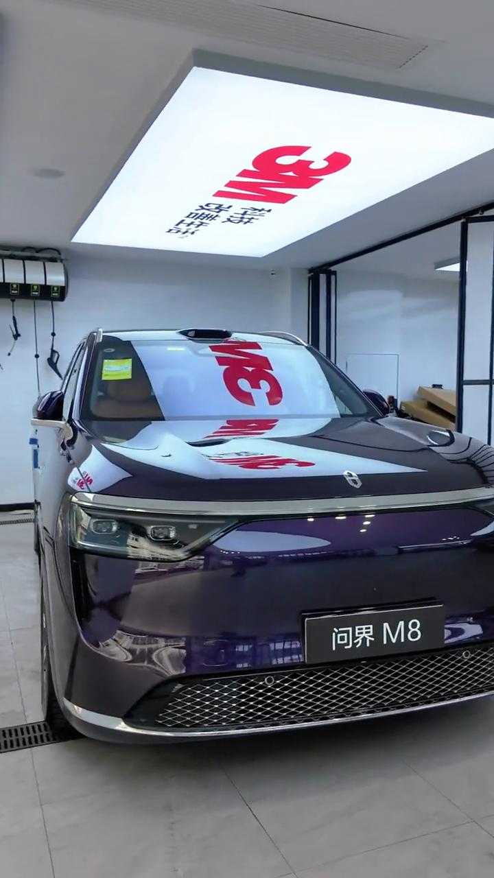 问界夜紫，老克拉改装大赏。
高隔热太阳膜，电动门，电动脚踏板，双拼色。
承美车居