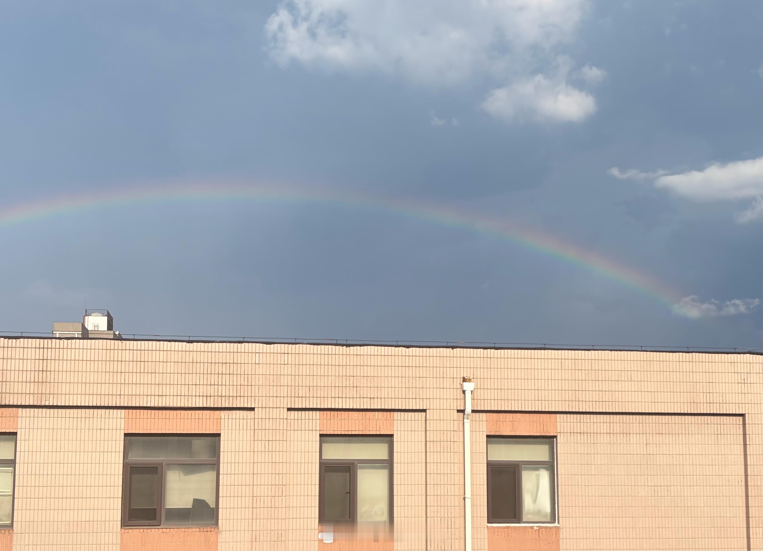 雨后大彩虹，办公室的角度 