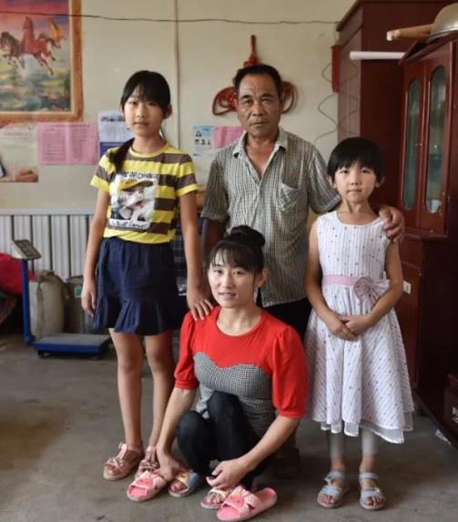 2009年，漂亮的24岁姑娘嫁给了46岁的老光棍，只因女孩是个残疾人，只能靠着爬