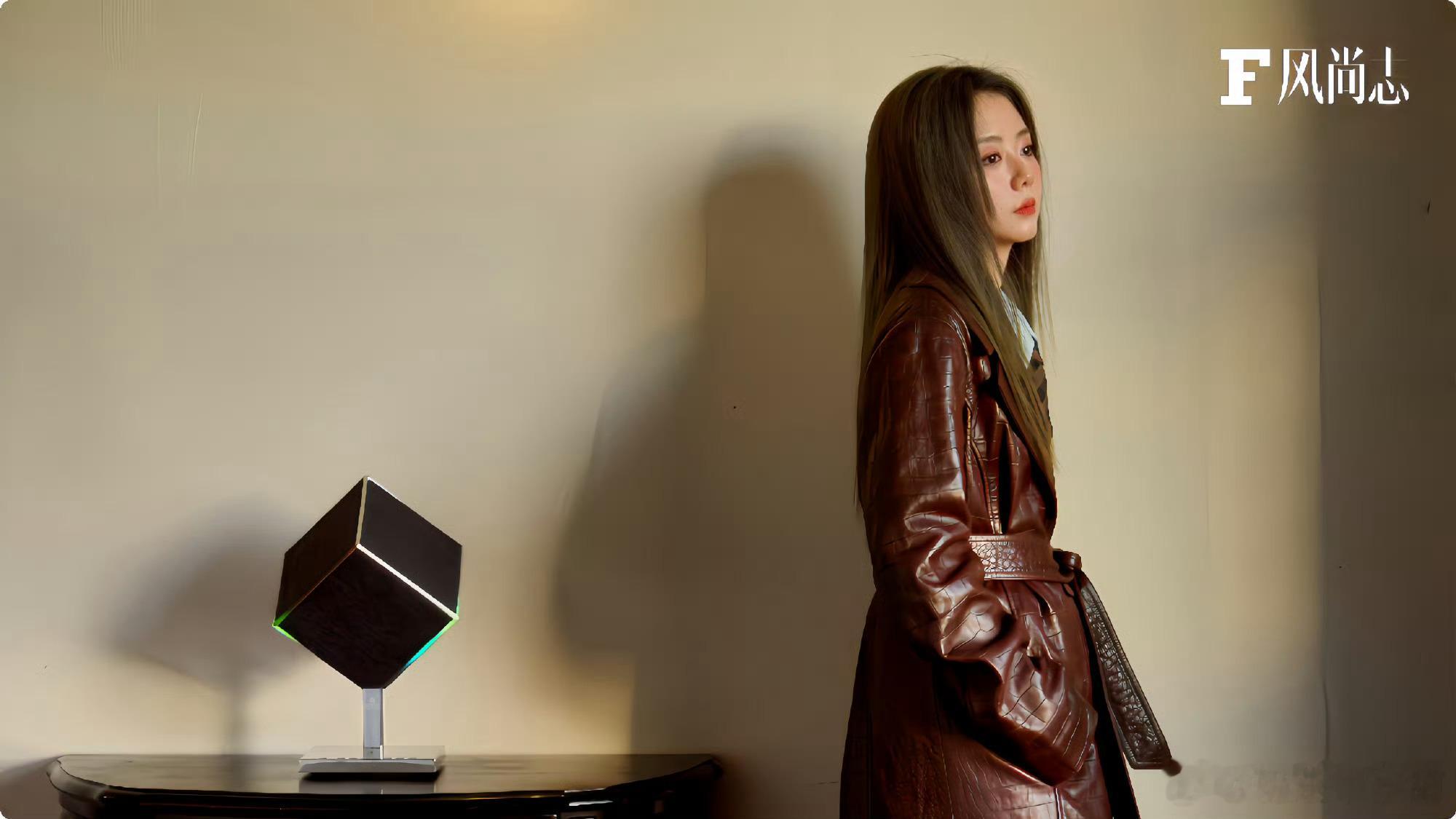 谭松韵为《F风尚志》拍摄封面大片，其中意大利多曼尼蓝牙音响的搭配堪称点睛之笔！作