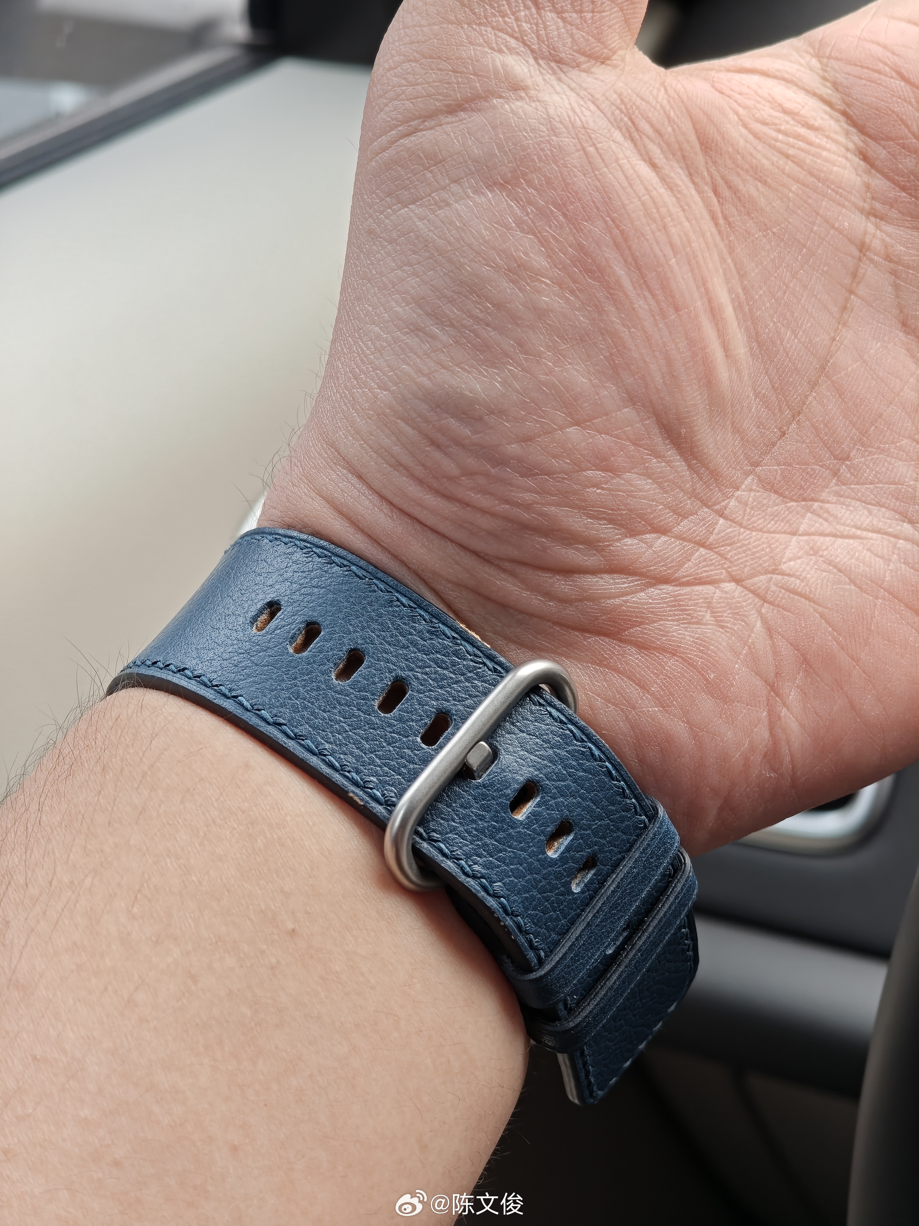 给OPPO Watch X3换上阿慕的皮表带，又是另一种感觉