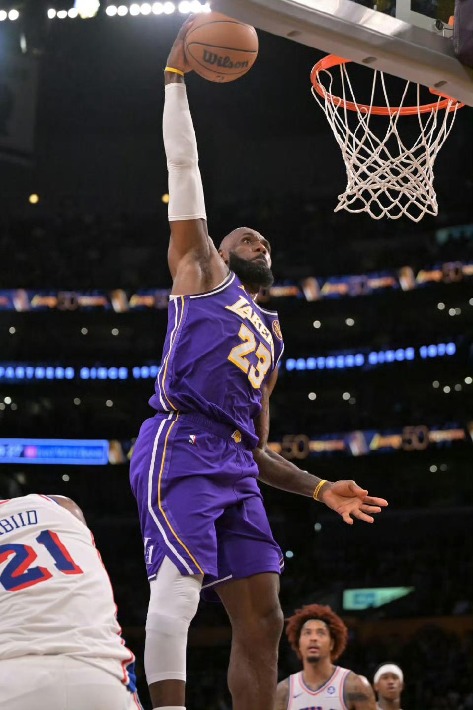 湖人三核本赛季出战比赛胜率：

东契奇 27胜15负 胜率64.3%
里夫斯 1