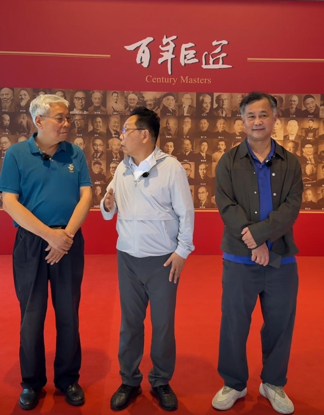 上海流浪大师沈巍突然就走到了北京，再次来到中国国家画院参加活动，同时铿锵三人行、