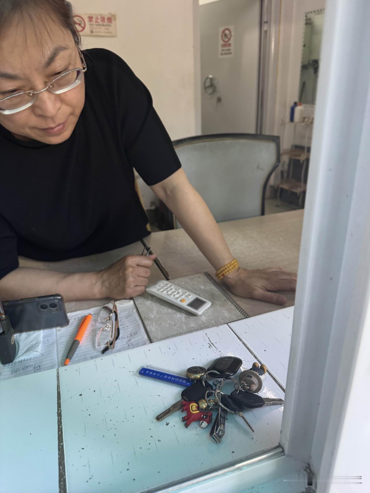 从人定湖公园西门出来乘车的小路上，看到一串钥匙，丢钥匙的人该多着急啊。
我想着钥