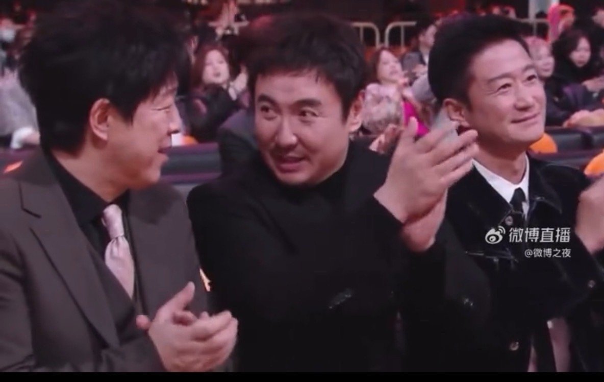 沈腾冲上去扶杨幂微博之夜这幕沈腾扶杨幂，真的笑不活了！镜头里腾哥那表情，明摆着心