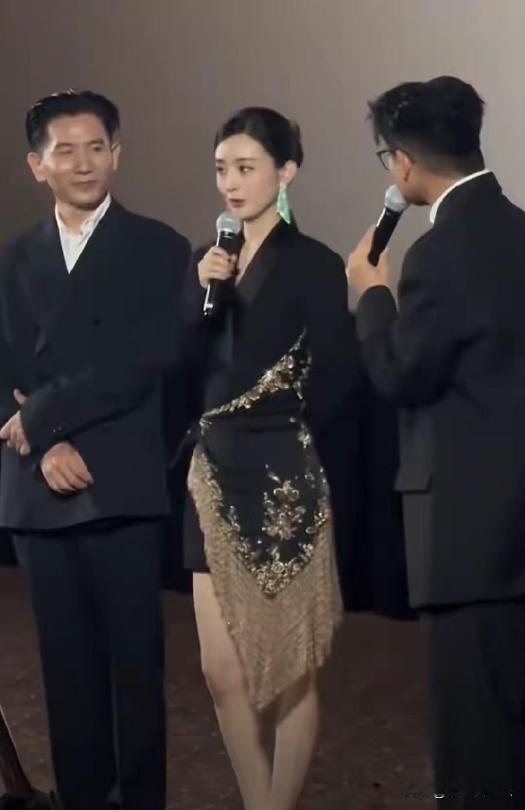 在娱乐圈的璀璨星河中，赵丽颖无疑是一颗耀眼的“顶流”明星。她的演艺事业如日中天，