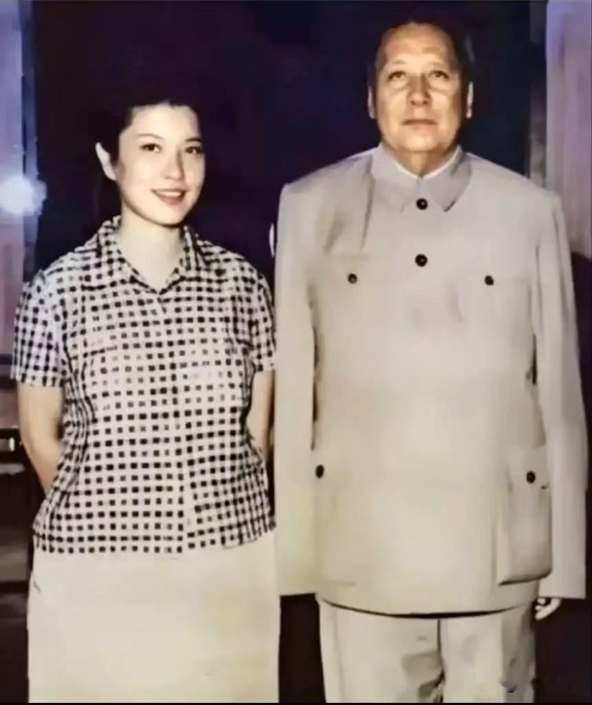🍁六十年代天安门城楼上，与毛主席合影的这位女士，是一位卓越的外交家。她才貌双全