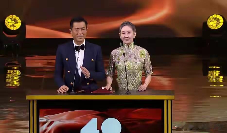 第40届金像奖的舞台上，古天乐和施南生一同上台颁奖。古天乐对施南生说，姐，你在海