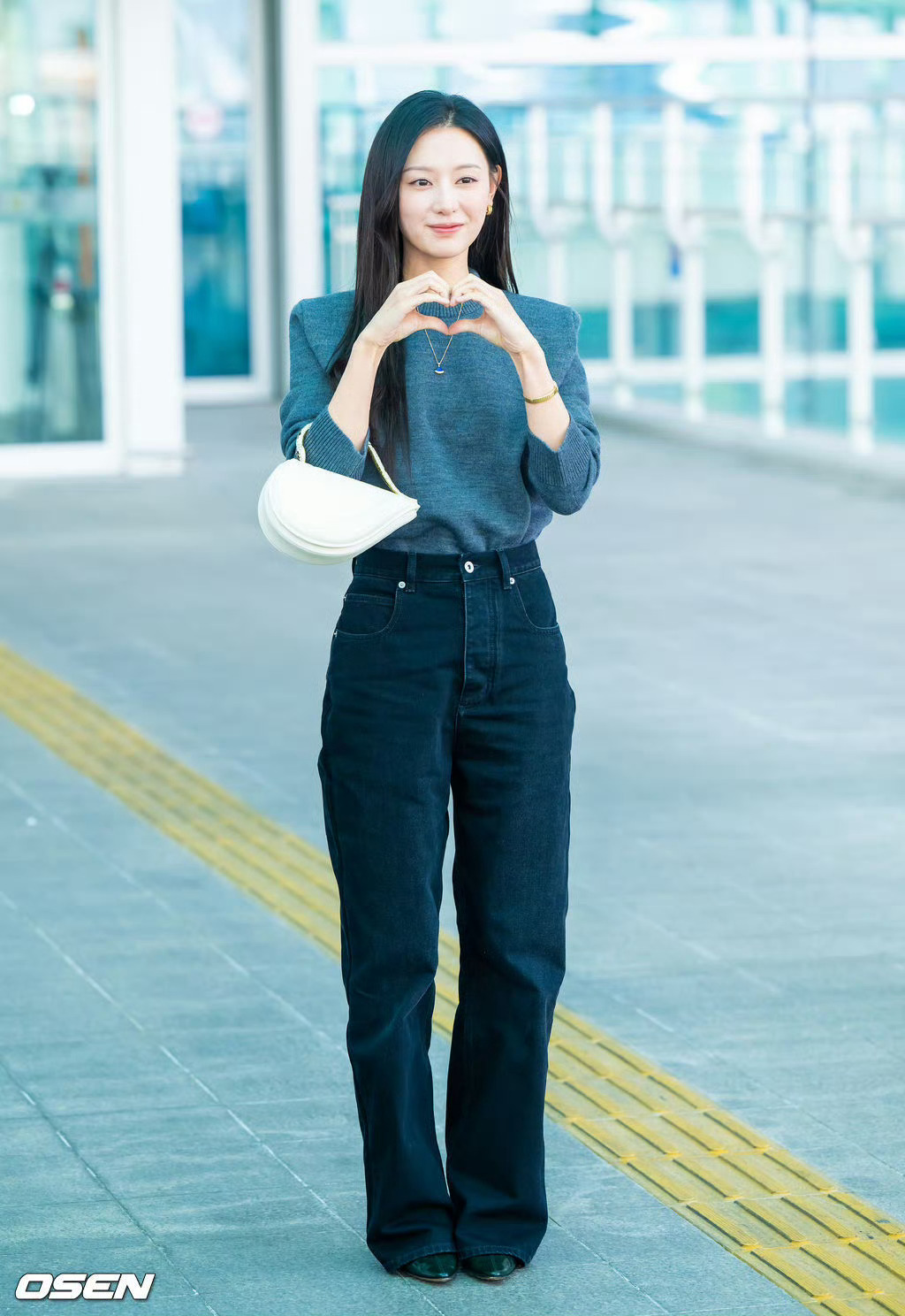 金智媛被记者彩虹屁夸害羞了金智媛今日份机场look 简简单单就很美