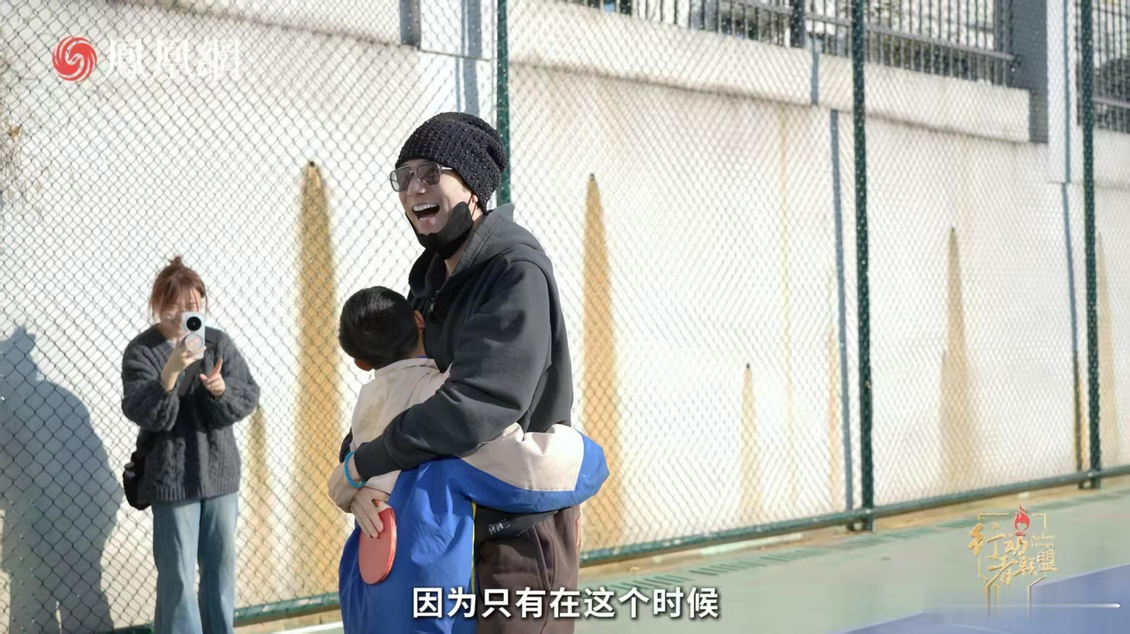 55岁活成“冻龄范本”，林依轮在安徽小学教小孩唱歌做公益的画面太暖心！手把手教孩