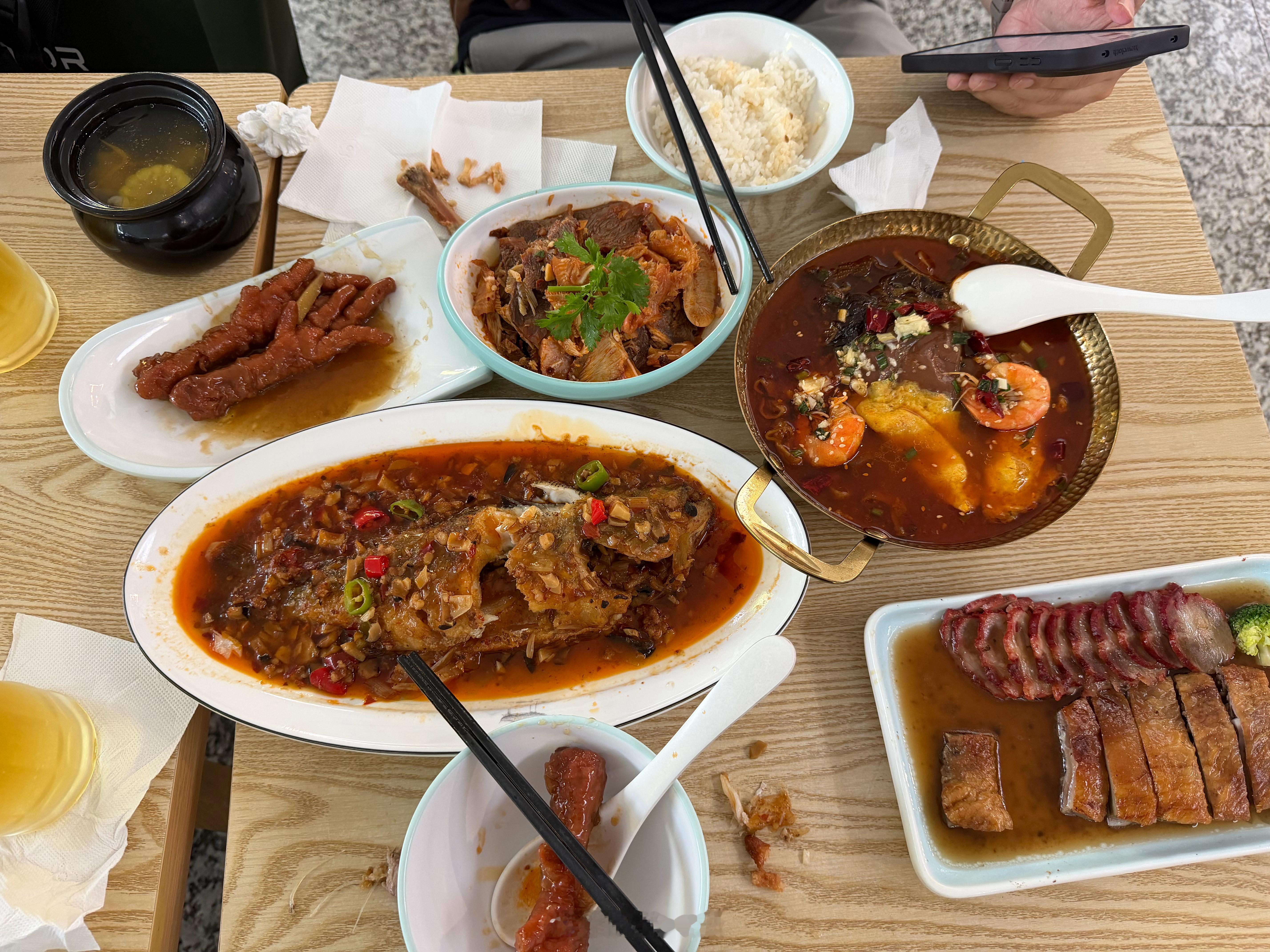 赶在台风到来前抓紧撤离杭州现已落地北京延误了50分钟，还可以在杭州机场吃了顿大餐