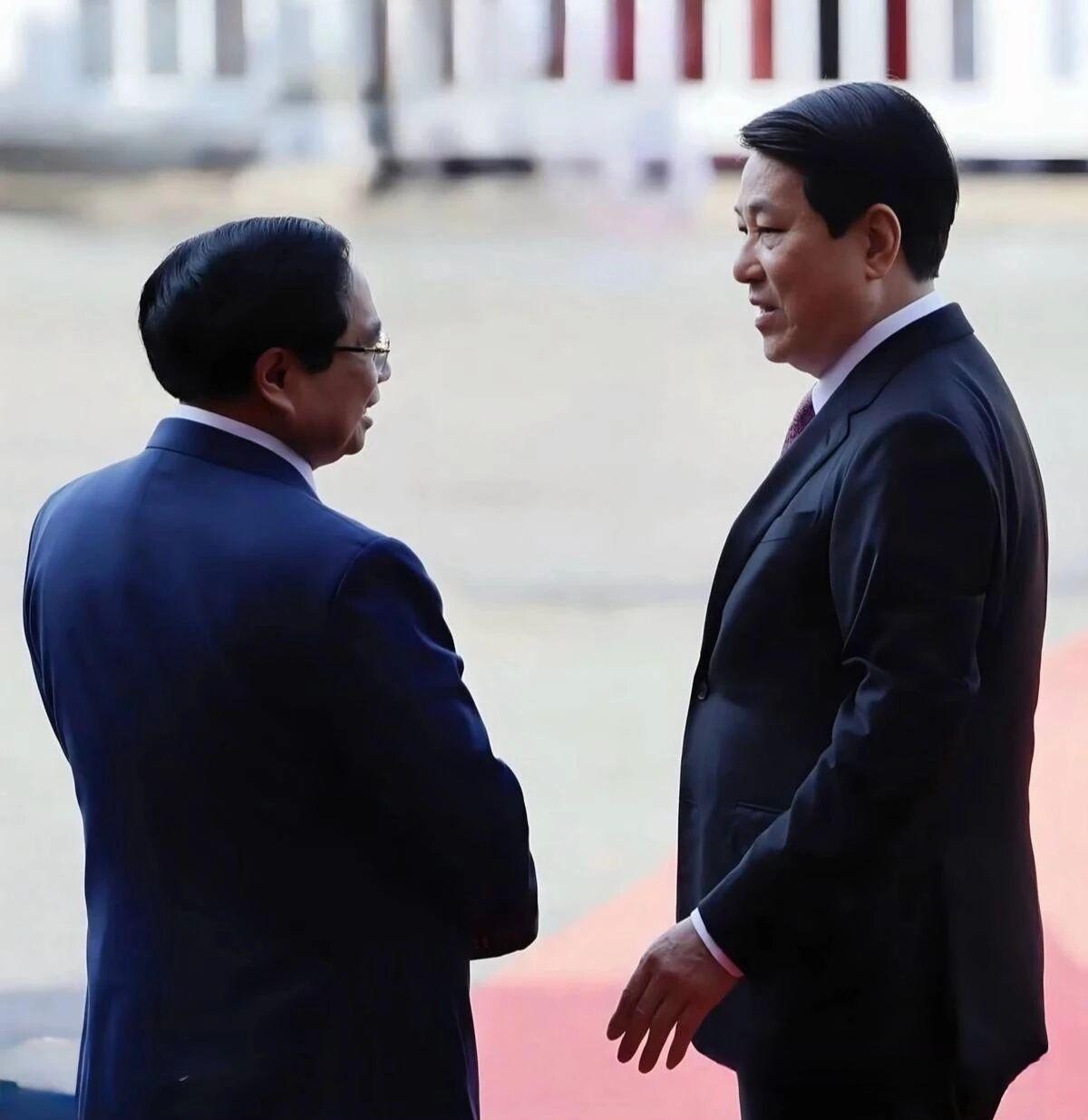 神色从容，他们的时代即将结束了！

范明正和梁强昨天在河内共同出席活动，在越通社