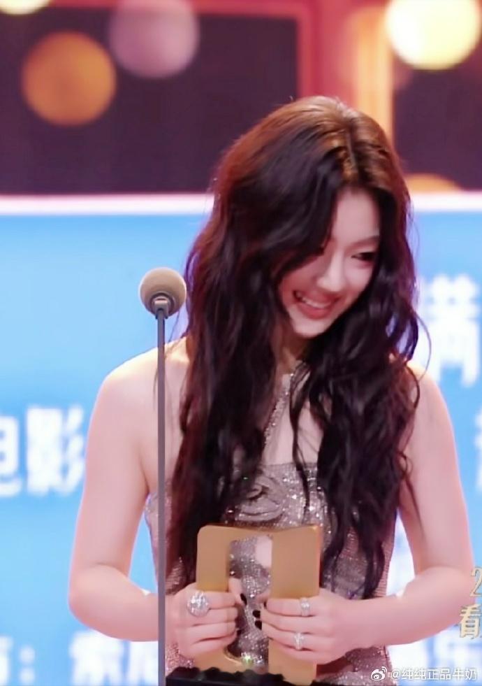 单依纯镂空银色玫瑰纯妹妹 看见音乐计划年度盛典，百变纯妹上线！不同于之前活力满满