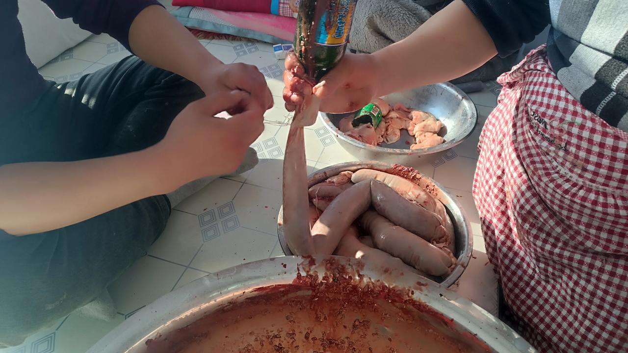 农民辛苦了一年，迎春节杀个大猪就是对自己的犒劳。我哥家今天杀猪了，360斤，东西