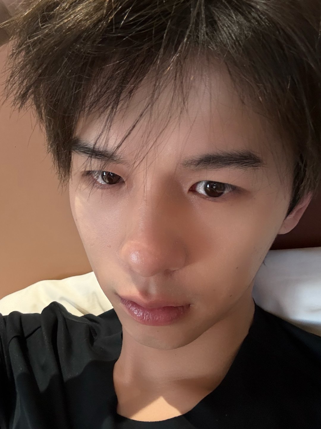 何浩楠嘴硬   何浩楠小嘴是真硬啊， 一边吸氧一边干活，嘴硬小狗下次别嘴硬了，还