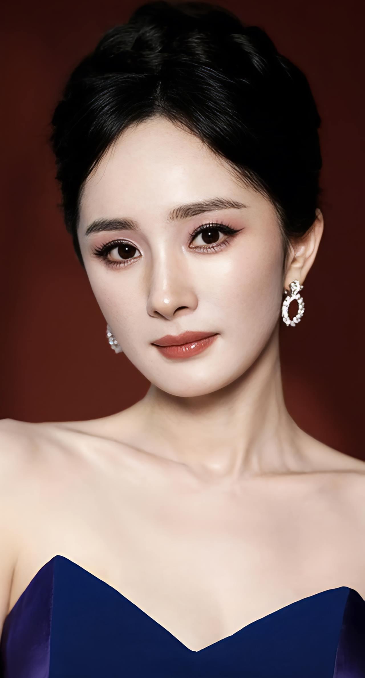 杨幂一袭礼服亮相活动，修身版型凸显身材曲线