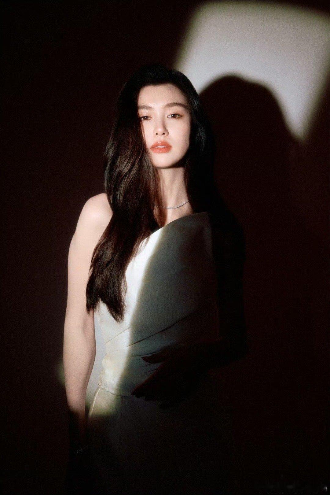 哎呀，看陈瑜这收工图呀，就跟个刚从舞台“梦幻舞台”下来的小仙女，裙摆飘飘，还带着