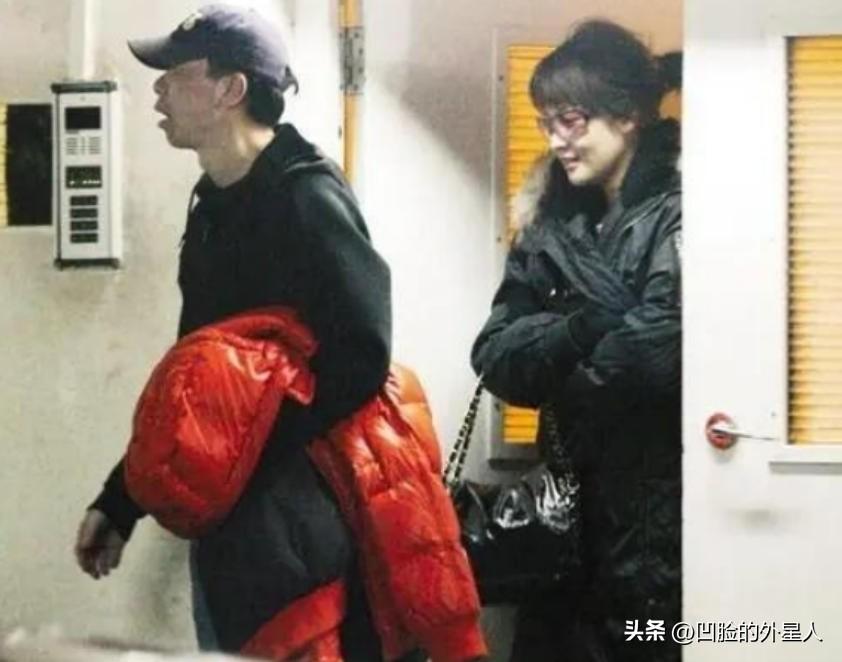 2009年，冯小刚带着大长腿的沈星回自己的公寓，一直待到第二天早上才悄悄地离开，