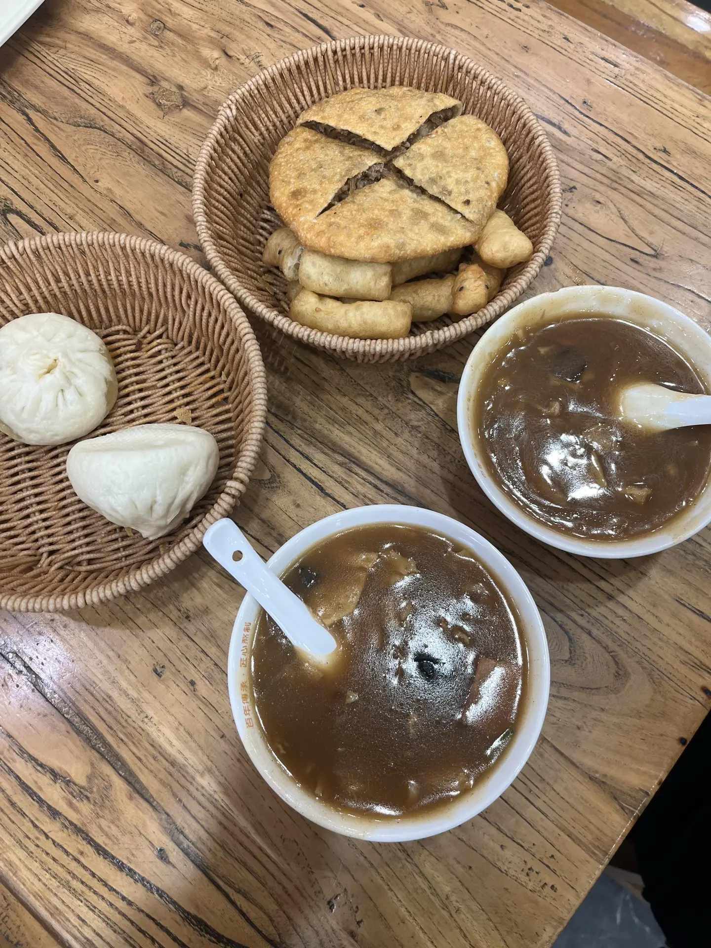 回到县城先喝一碗胡辣汤。就是过年人太多了，排队找不到座位！