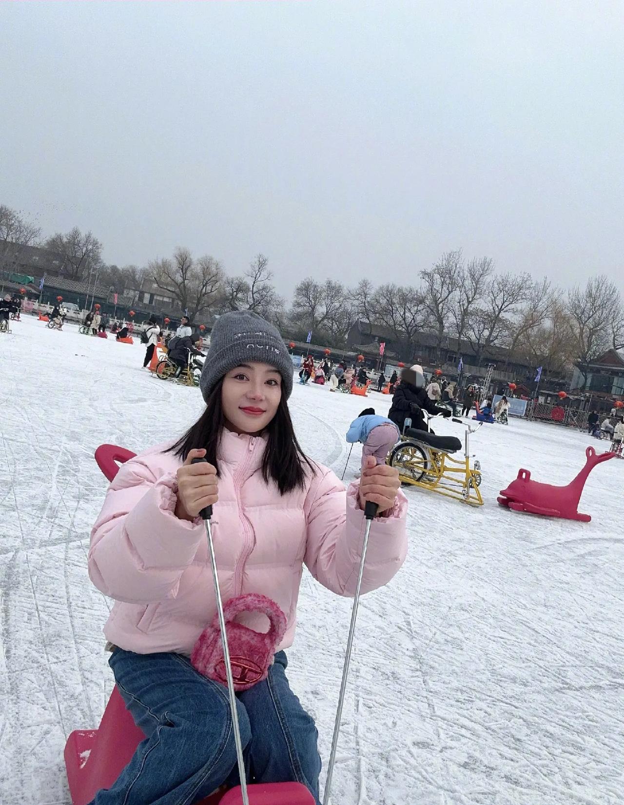 袁姗姗滑雪照！身穿粉色羽绒服，粉粉嫩嫩好减龄啊！嘟着嘴巴吃糖葫芦的样子太可爱了！