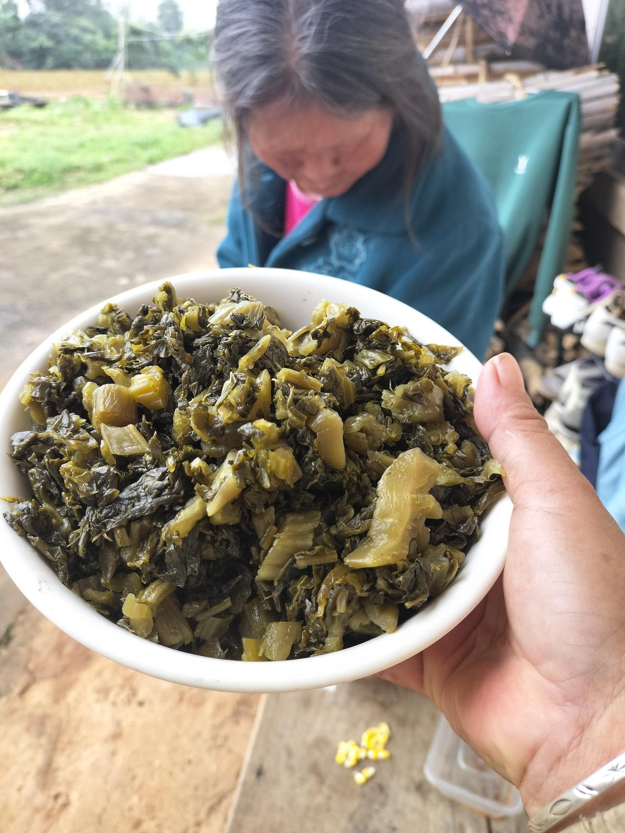 我的房东阿姨也很喜欢我，今天端了一碗酸菜给我吃，她说没炒，但切好了，让我自己炒，