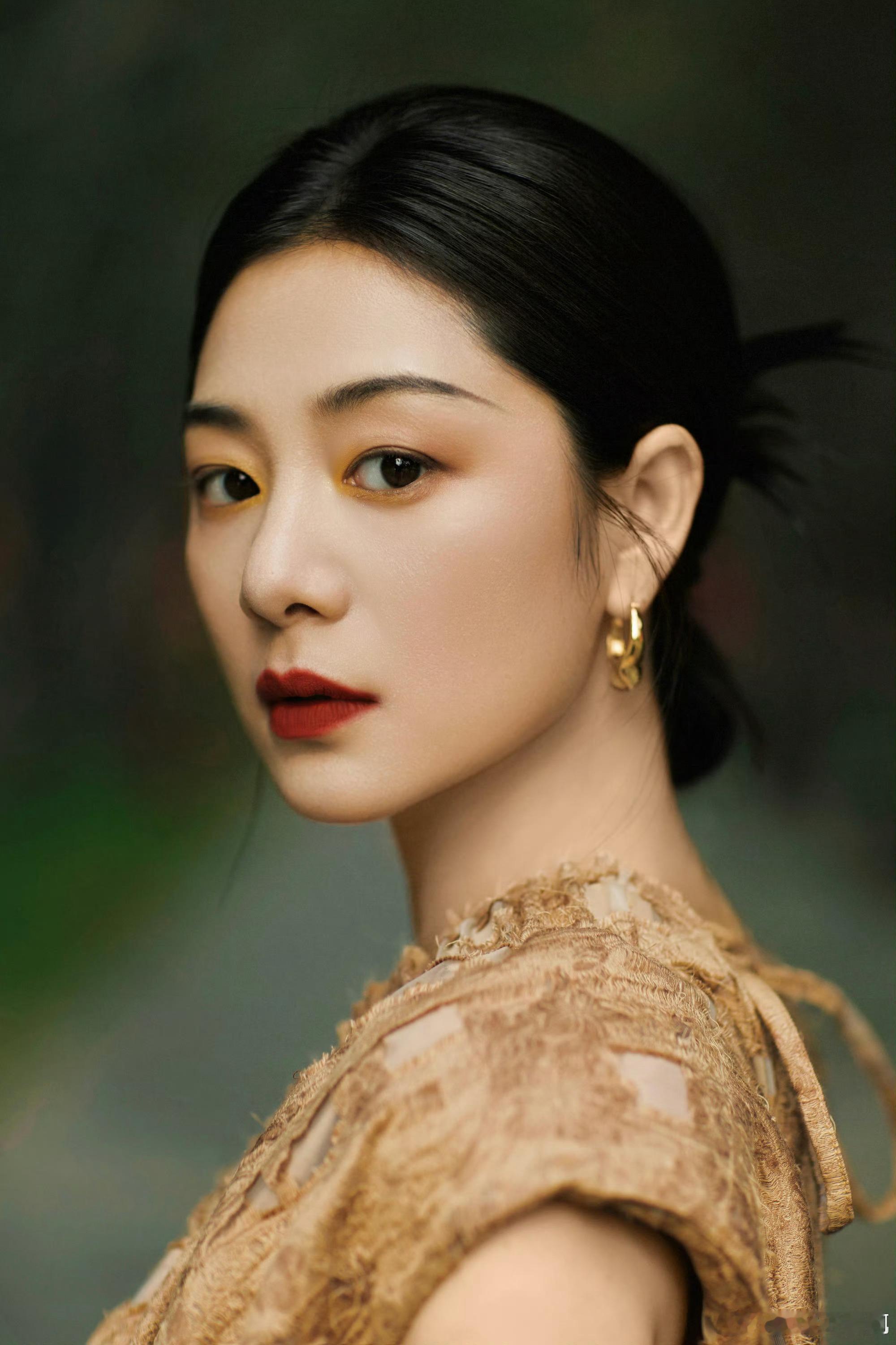 王真儿冲百花奖最佳女配我之前总觉得王真儿与安以轩很像，可她的演技实力早已走出专属