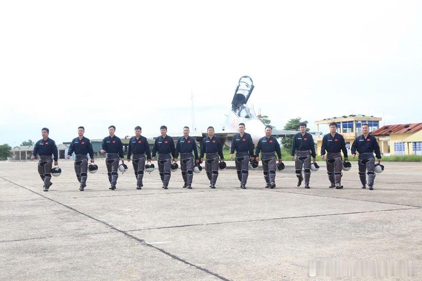2025年在完成飞行训练课程后越南923航空团的飞行员军事历史全触达