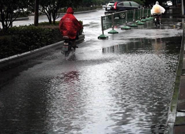 标题：南京六合雨天出行提醒，这些地方骑车一定要当心