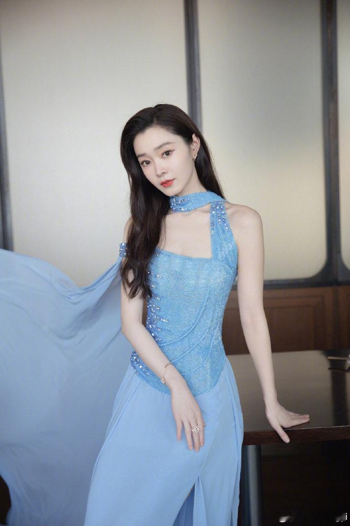 #宋轶锁骨窝好明显# 宋轶锁骨窝好明显，今晚盛典状态美疯了！再次恭喜车车获得年度