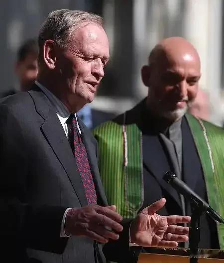 加拿大前总理克雷蒂安重磅发声，力挺加中关系重归正轨！他直言两国经济高度互补，中国