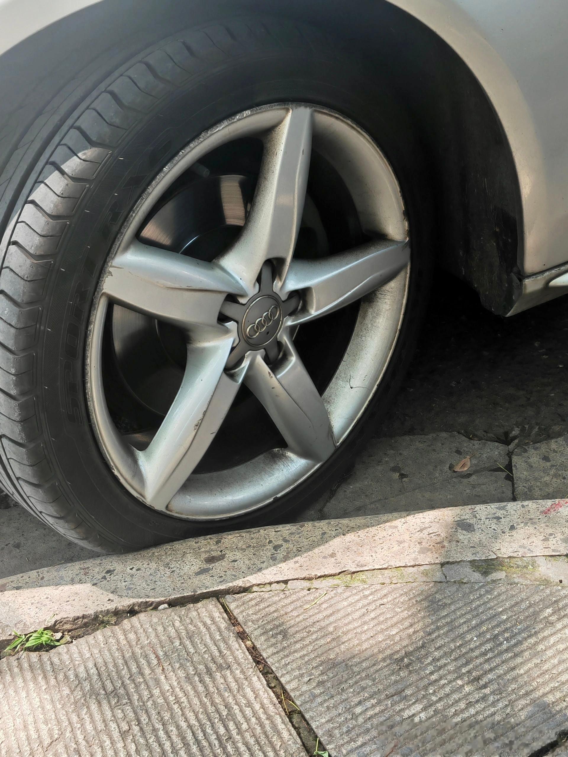 路边看到个车停这样，这轮胎我都替他心疼！ ​​​