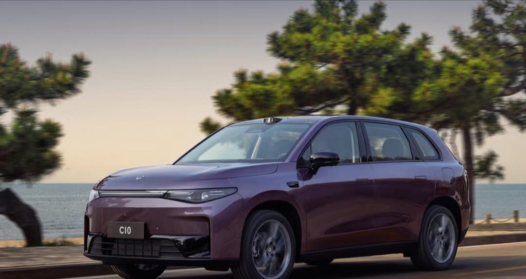 有了零跑C10日常通勤不用愁，其
增程版210km纯电续航精准戳中城市出行痛点，