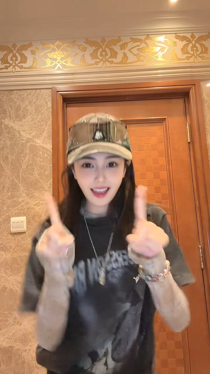 白鹿抖日常更新cha《爱就一个字》手势舞，好帅今天出发厦门了，跑男二轮录制顺利白