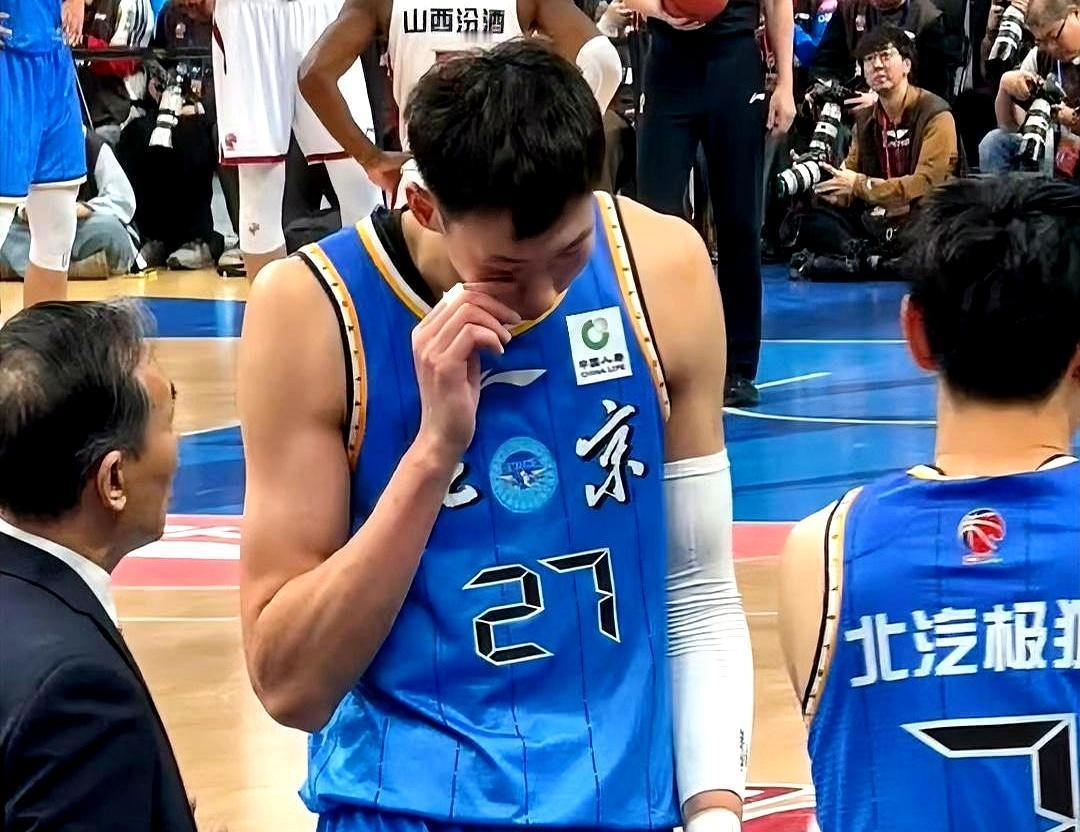 周琦在场上像陀螺一样来回跑，正负值+15，球队领先十分，他喘得跟狗似的。赵睿在场