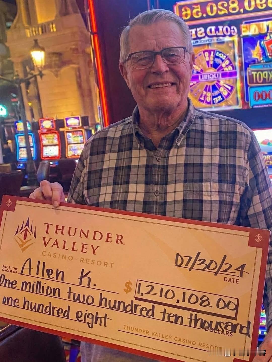 据外媒报道，一名患有痴呆症的男子在想买一瓶胡椒博士汽水时，误把老虎机当成了自动售