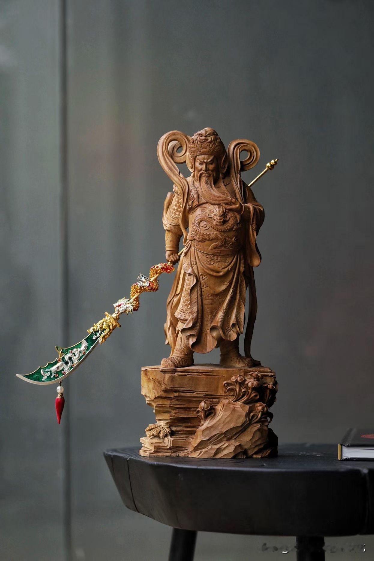 很多关公像，做得太满，反而少了气。

这尊老山檀香关公，最难得的是“稳”。
整料