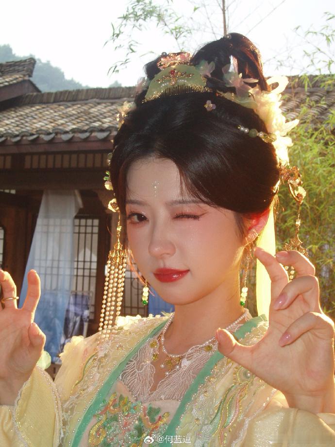 何蓝逗古装造型好美何蓝逗生活碎片一条plog好好告别六月，何蓝逗攒了超多治愈又幸