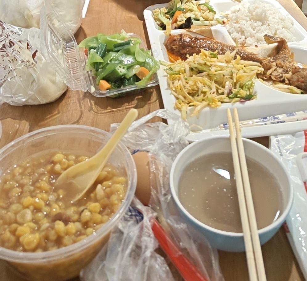 我现在还不能咀嚼进食，昨天进食插管翻身拽出来了，护工二嫂喊护士过来又插入一次；从