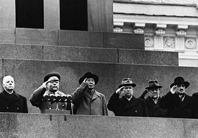 1957年毛主席为社会主义国家内部团结煞费苦心：“赫鲁晓夫这朵荷花虽好，但也要绿